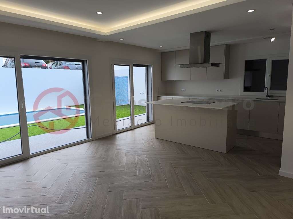 Moradia Geminada de Dois pisos com Piscina e Pérgula, Fernão Ferro - Grande imagem: 2/35