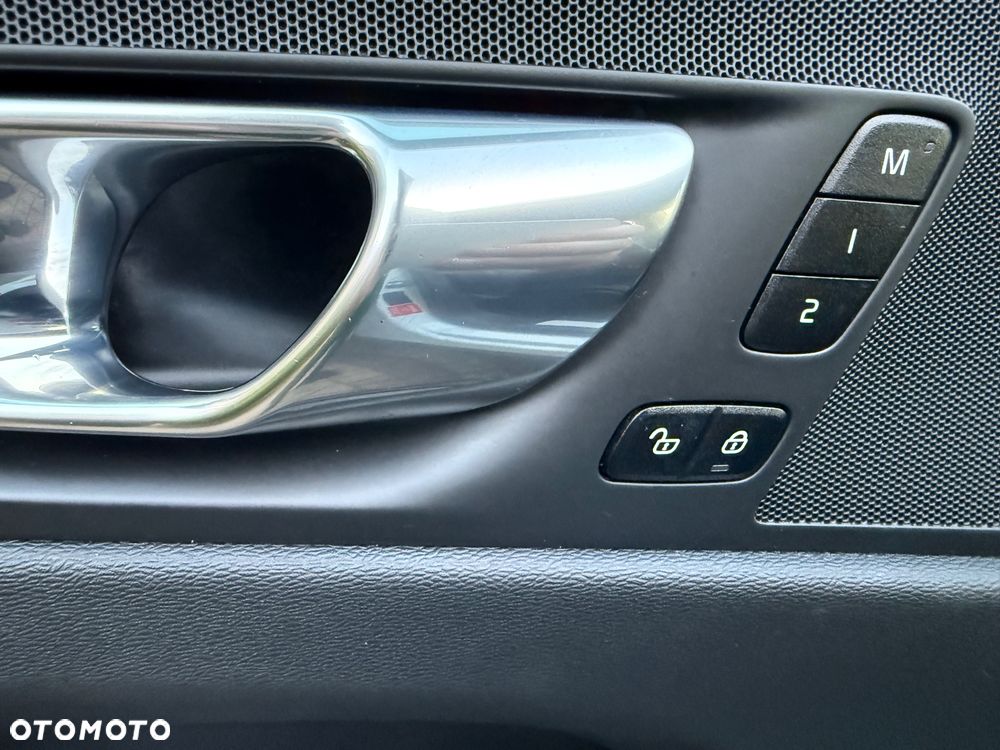 Volvo XC 60 B4 D Ultimate Dark - 29