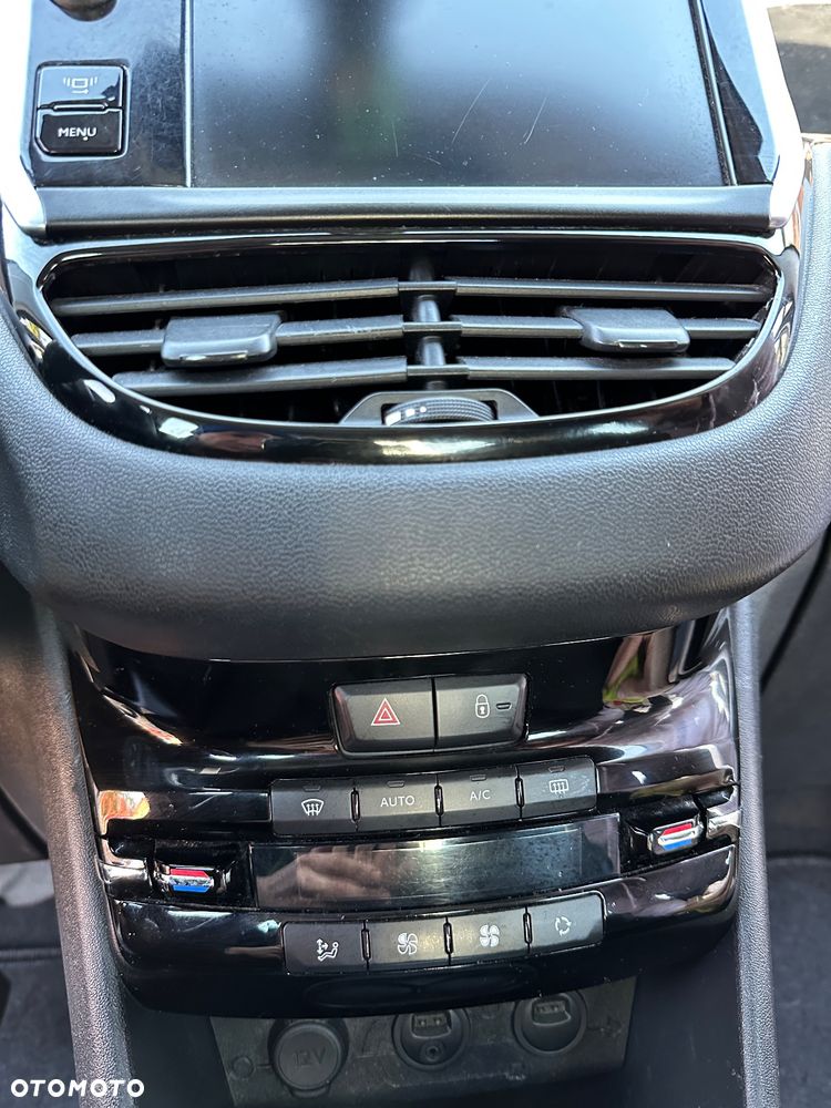 Peugeot 208 - 13
