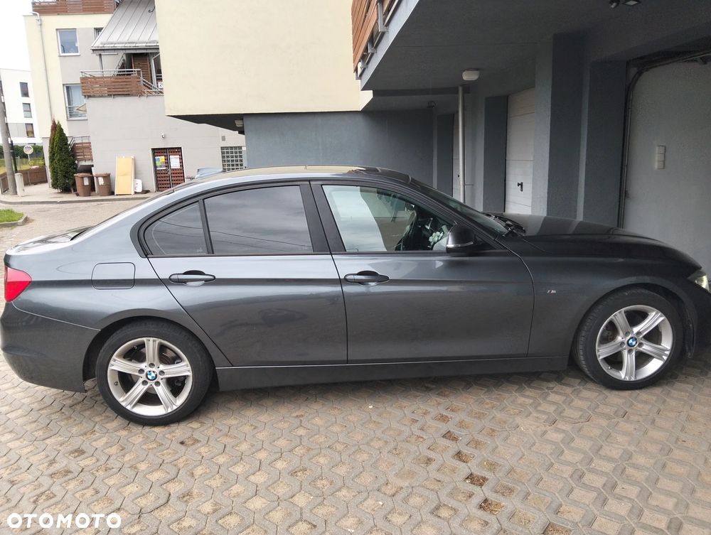 BMW Seria 3 320i Luxury Line - 11