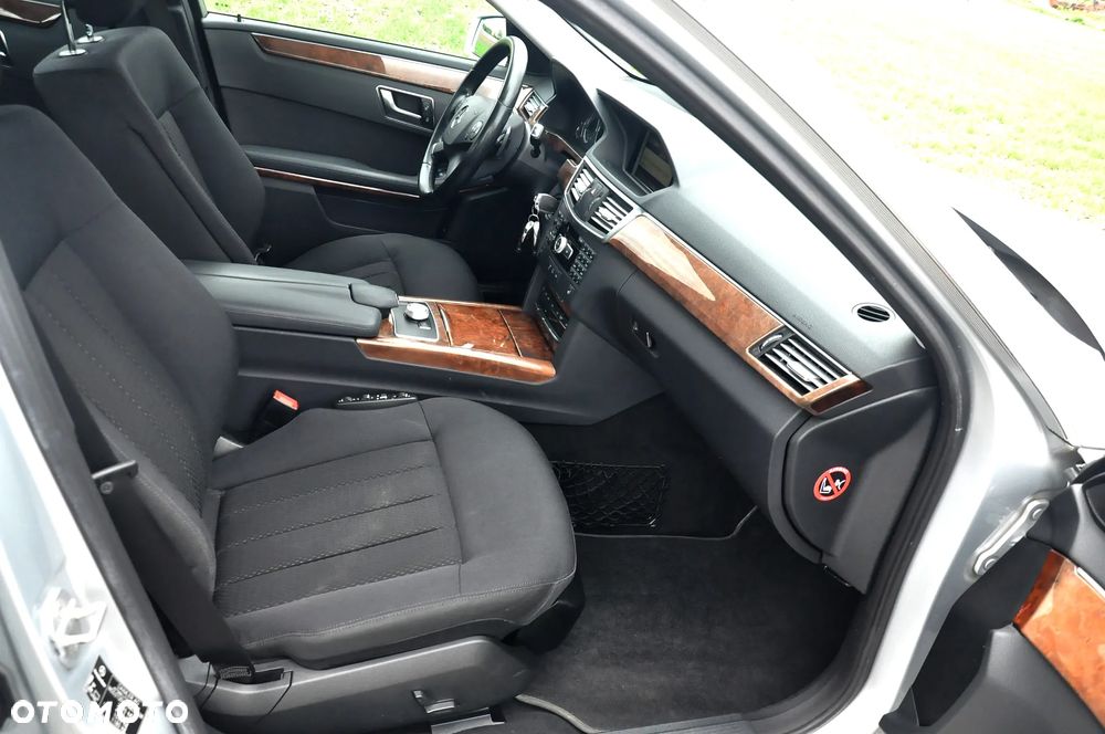 Mercedes-Benz Klasa E 250 CGI BlueEFFICIENCY 7G-TRONIC Elegance - 33