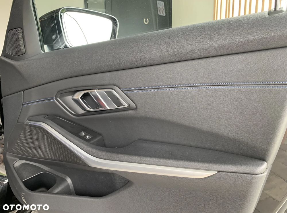 BMW Seria 3 320d xDrive M Sport - 14