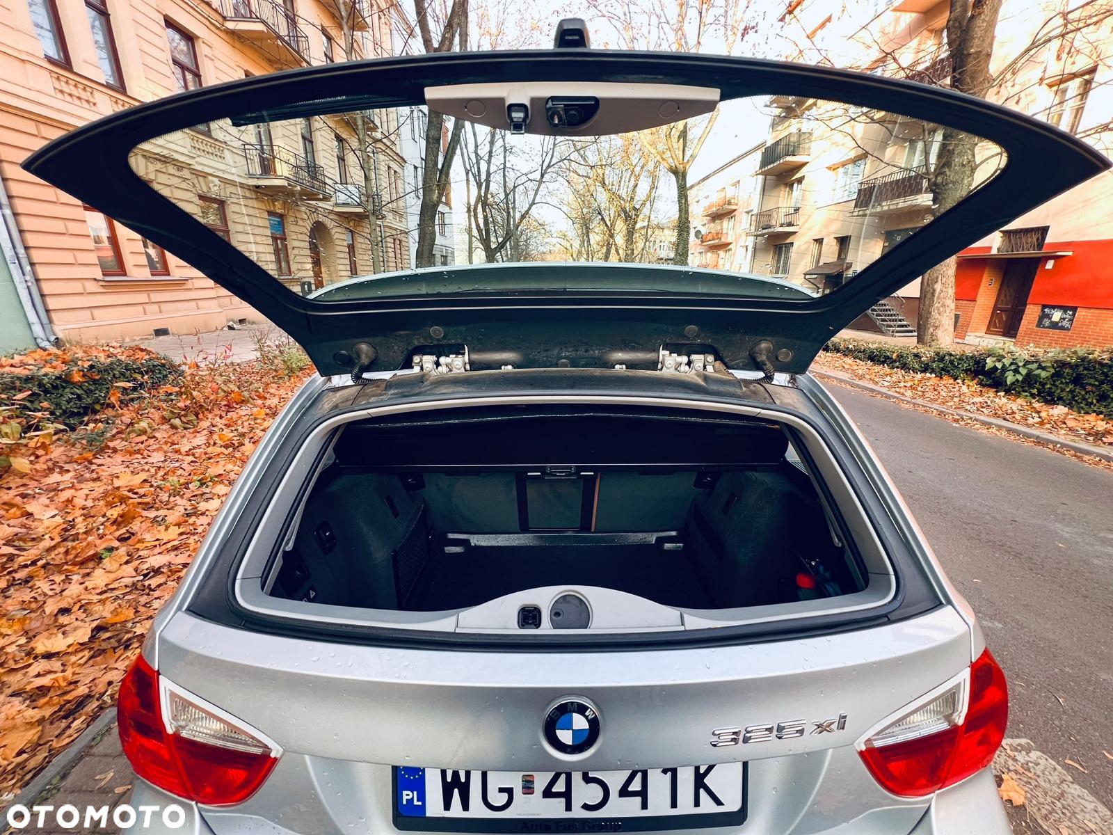 BMW Seria 3 325i xDrive Touring - 25