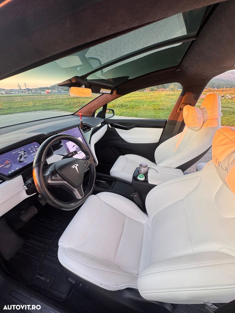 Tesla Model X - 17