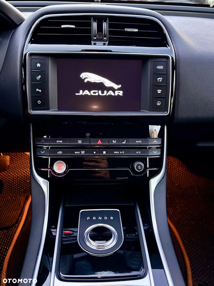 Jaguar XE 2.0 D Prestige - 26