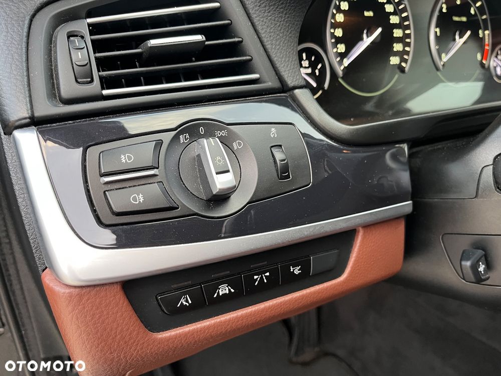 BMW Seria 5 530d xDrive Modern Line - 18