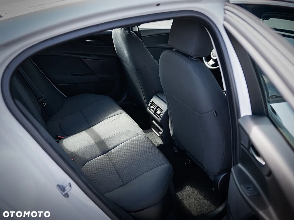 Jaguar XE - 19