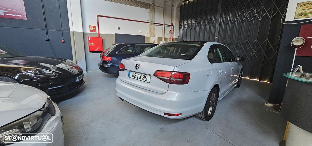 VW Jetta 2.0 TDI Confortline - 34