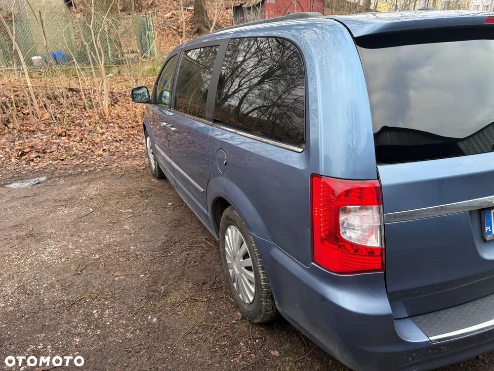 Chrysler Town & Country - 6