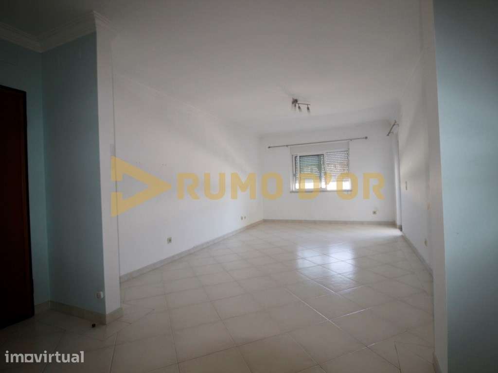 Apartamento T1 com parqueamento - Grande imagem: 4/13