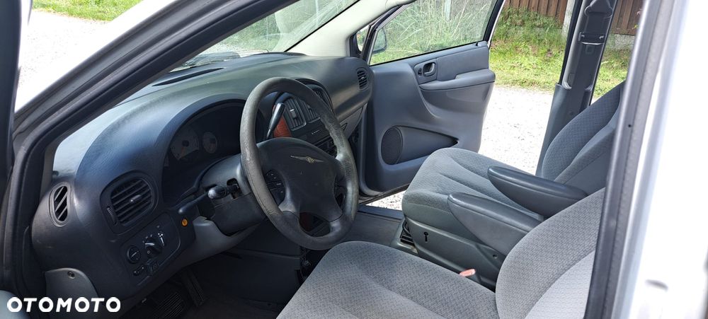 Chrysler Town & Country - 11