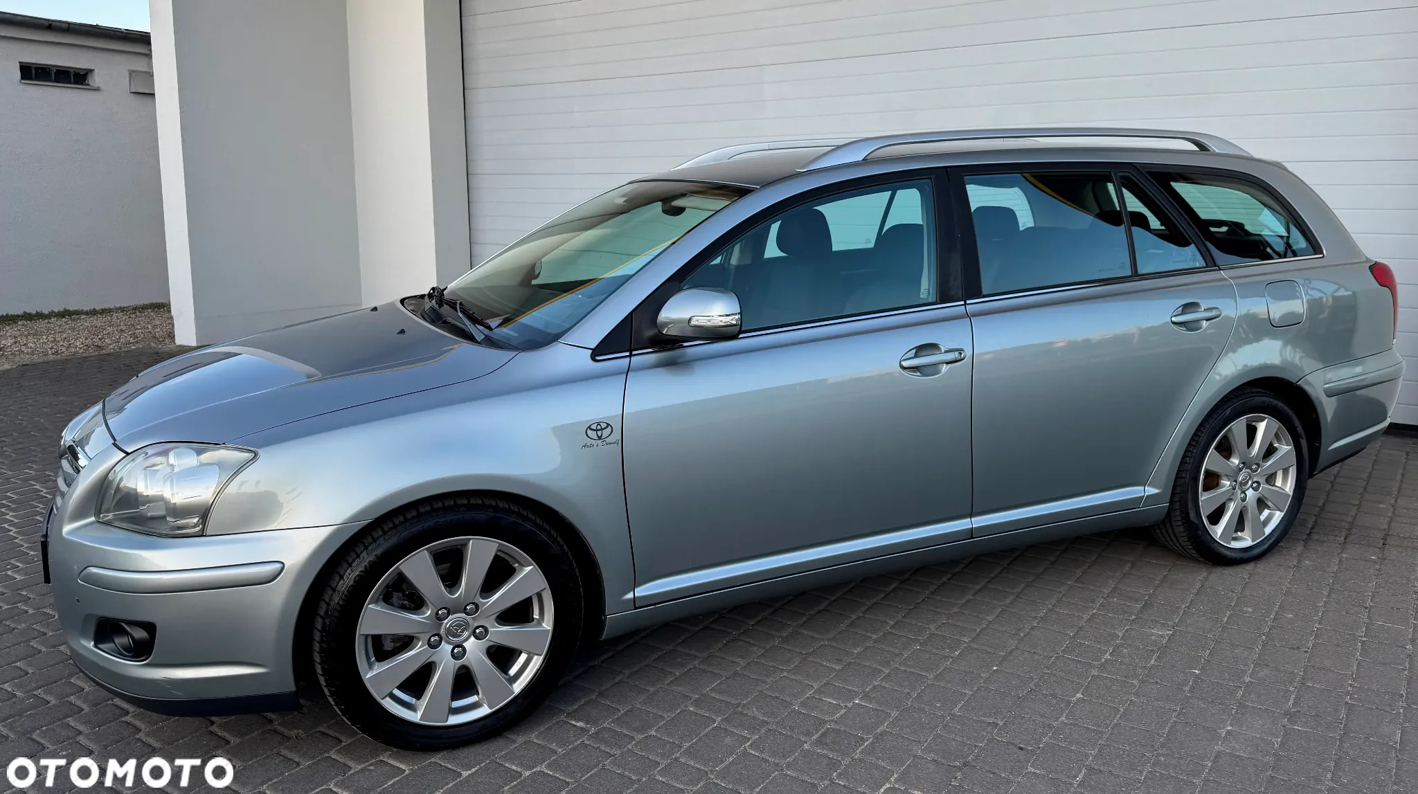 Toyota Avensis 2.2 D-4D Combi Executive - 24
