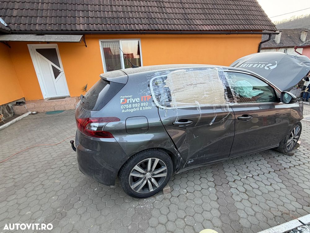 Peugeot 308 1.2 L PureTech Turbo S&S EAT8 Allure - 15