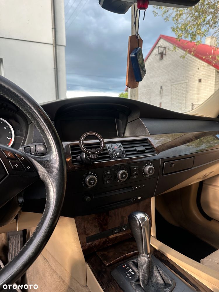 BMW Seria 5 525d - 11