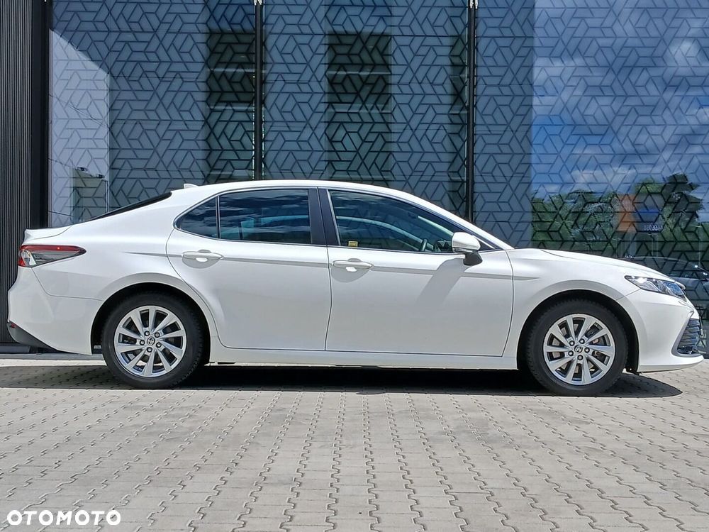 Toyota Camry - 4