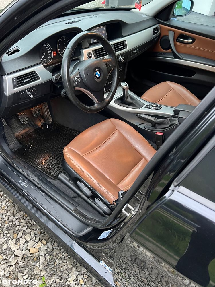 BMW Seria 3 318i Touring - 13