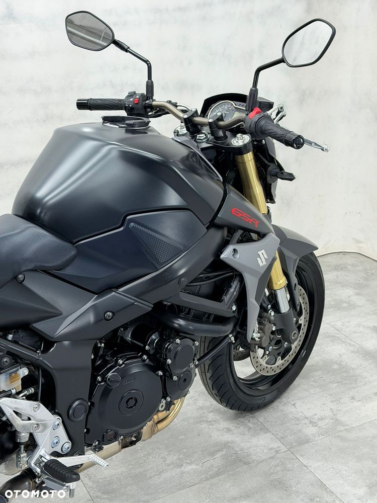 Suzuki GSR - 13