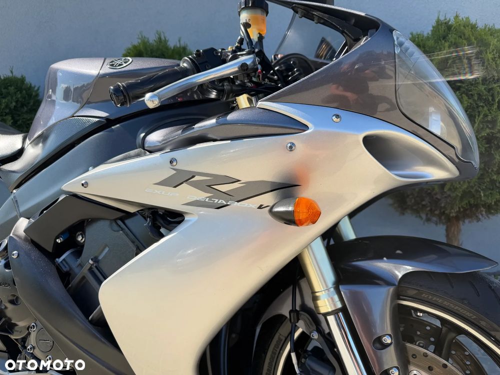 Yamaha R1 - 13