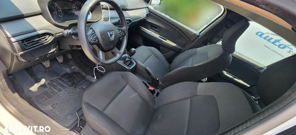 Dacia Logan TCe 90 Essential - 8