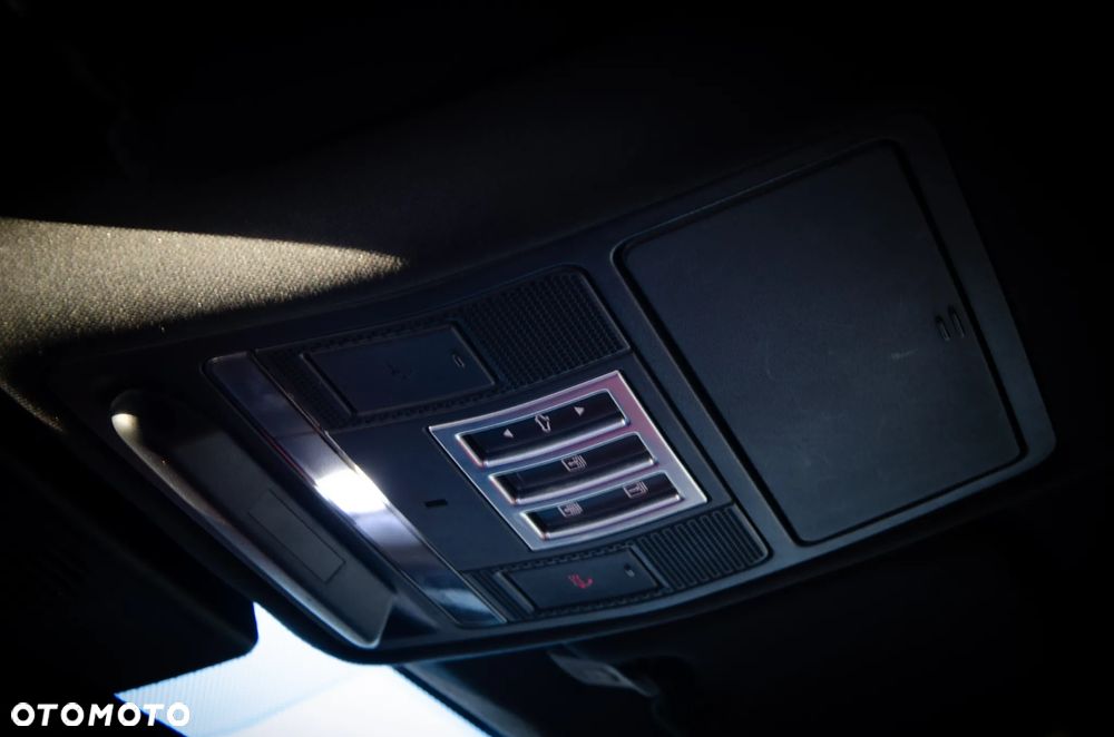 Jaguar XE - 19