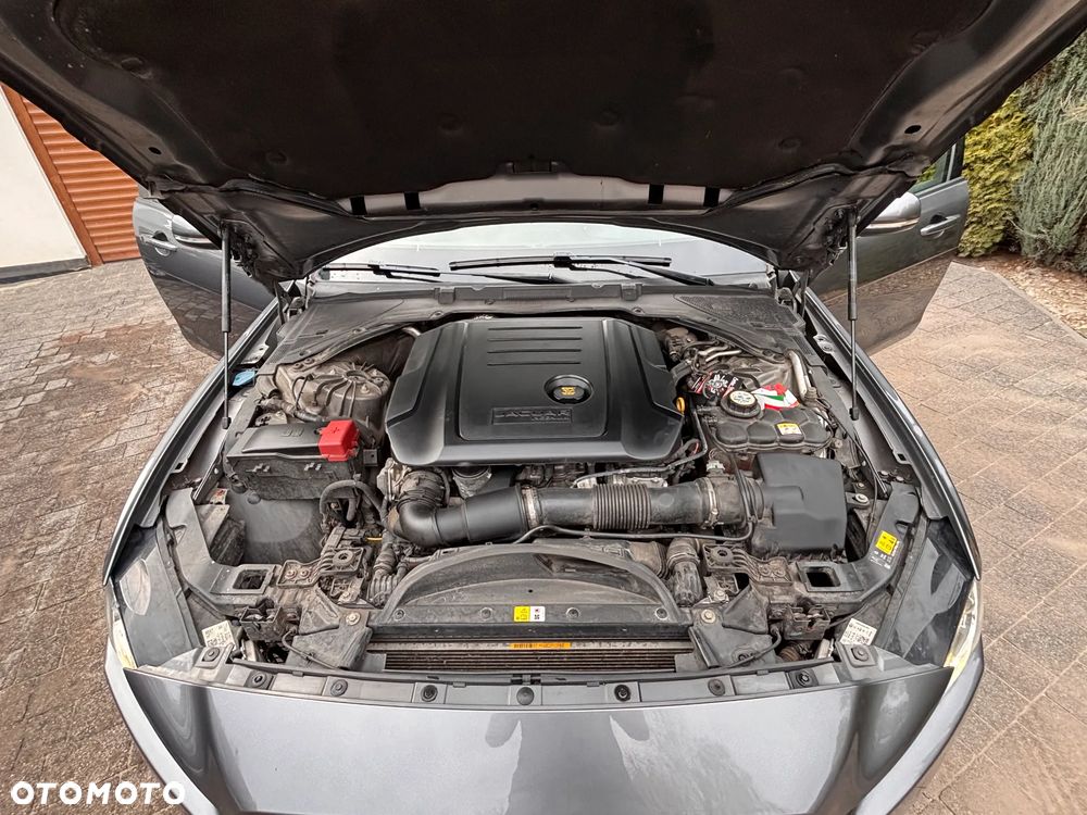 Jaguar XE 2.0 D Portfolio - 19