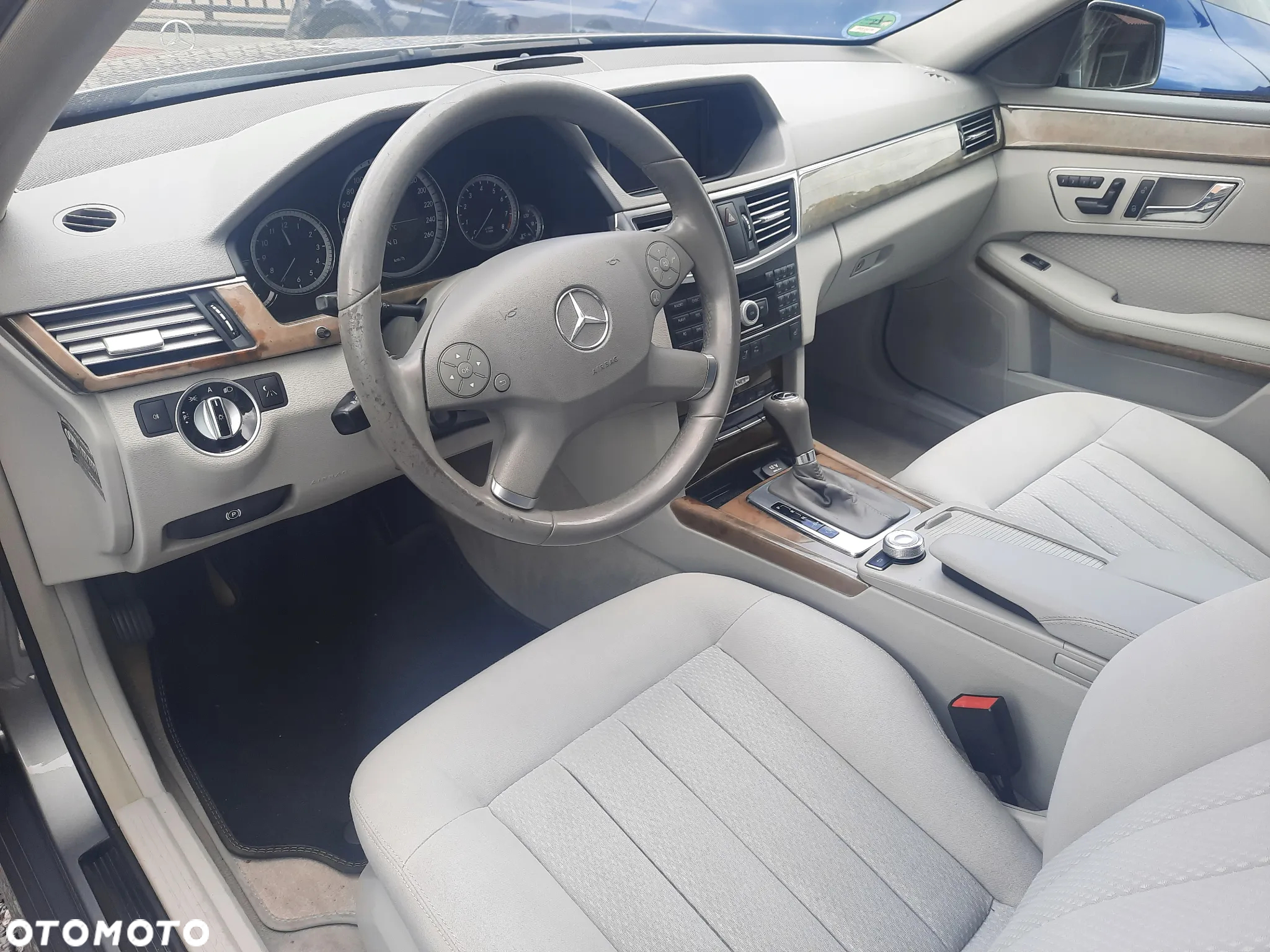 Mercedes-Benz Klasa E 250 T CGI BlueEFFICIENCY 7G-TRONIC - 35