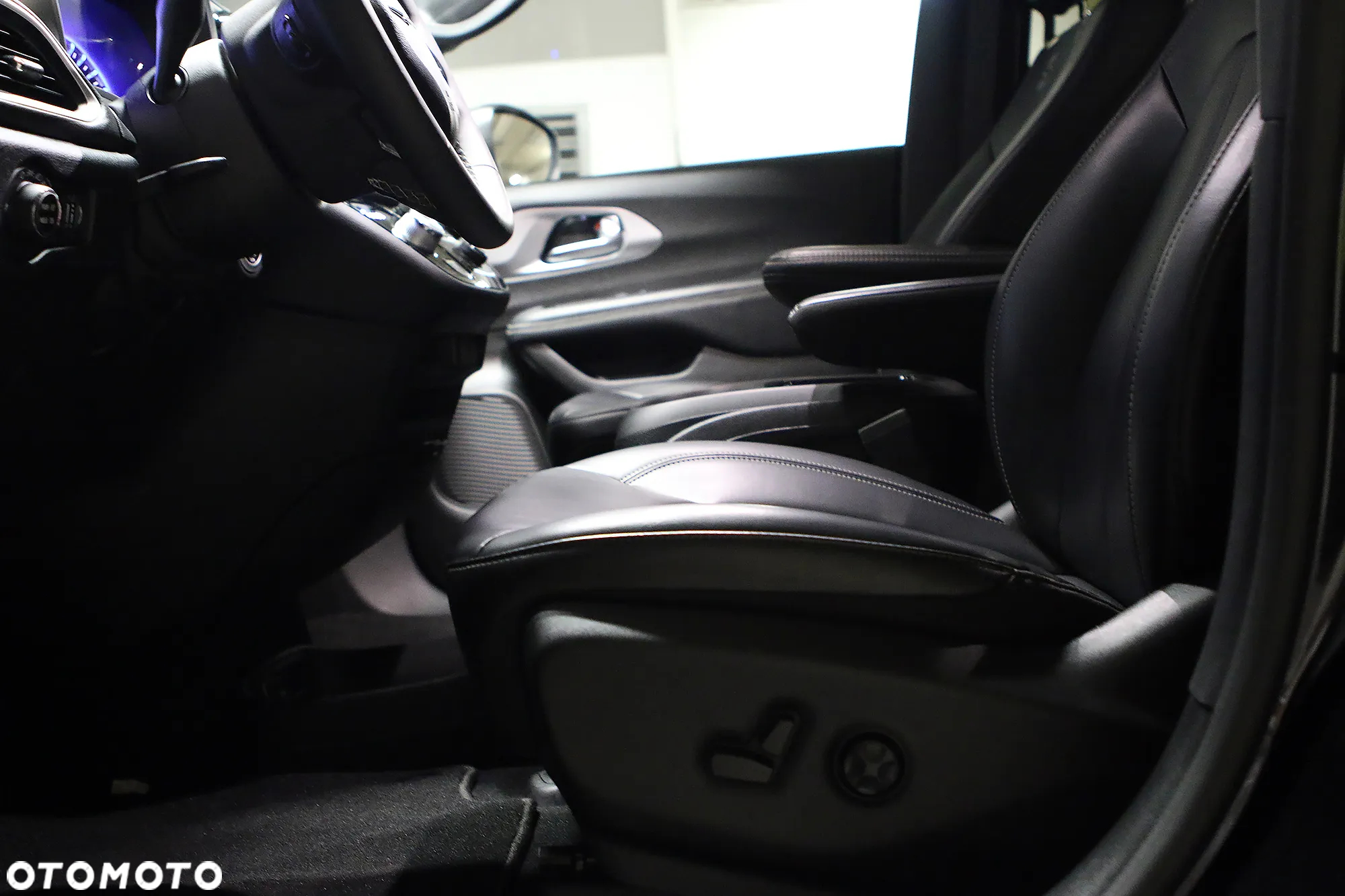 Chrysler Pacifica - 12