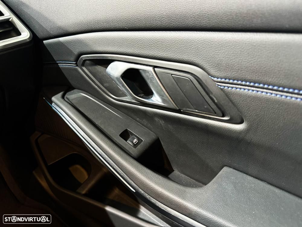 BMW 330 e Pack Desportivo M Auto - 28