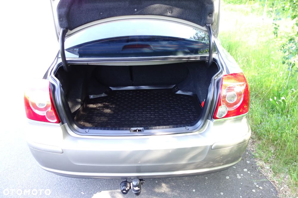 Toyota Avensis 2.2 D-4D Prestige Gold - 4