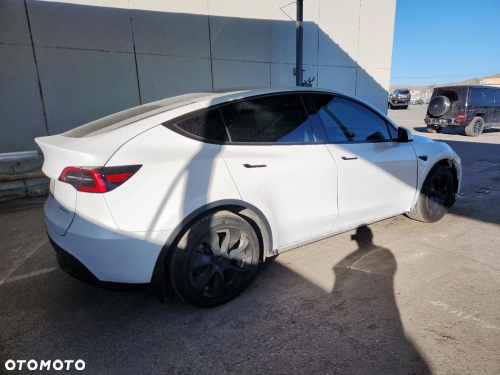Tesla Y - 4