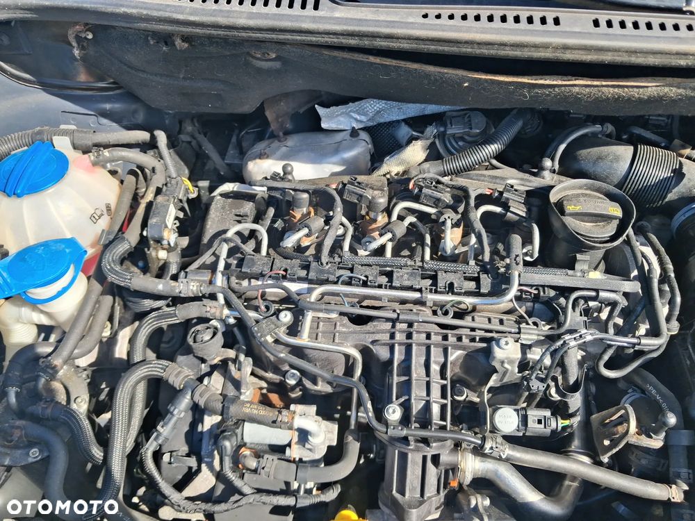 Volkswagen Touran 1.6 TDI DPF Comfortline - 26