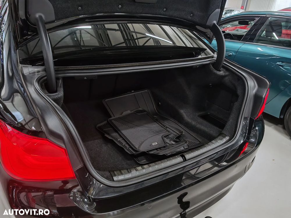 BMW Seria 5 518d Aut. - 32