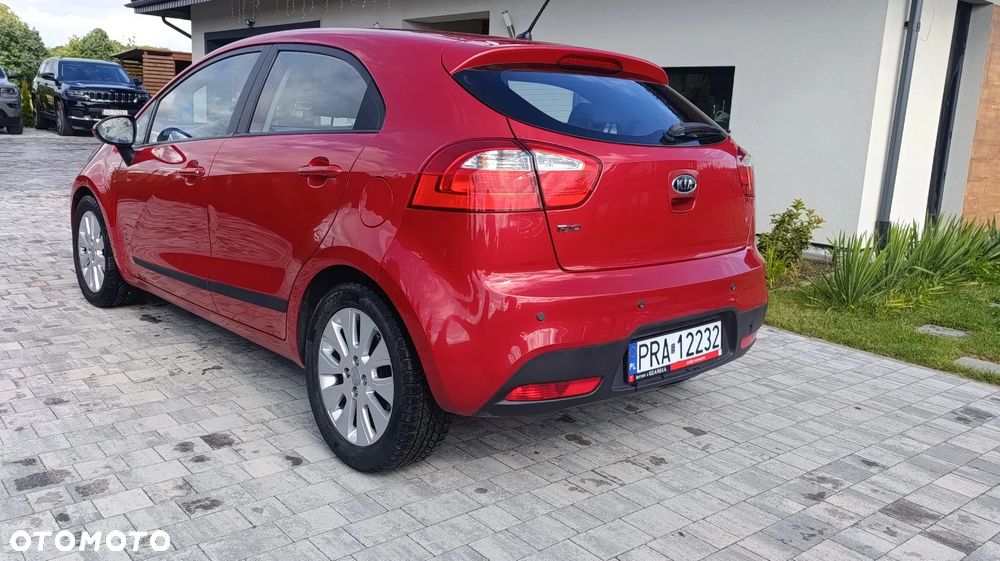Kia Rio 1.2 L - 6