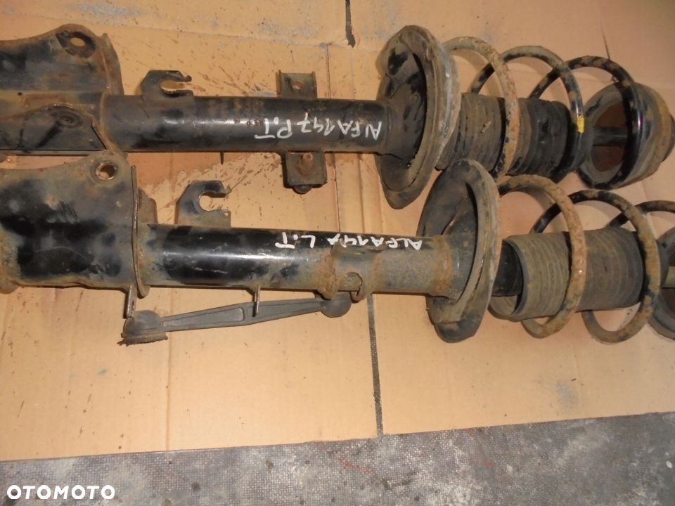 MCPERSON PRAWY LEWY TYL ALFA 147 - 2