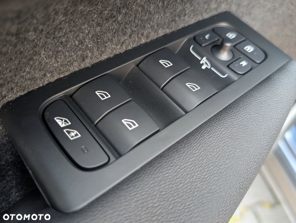 Volvo XC 40 B4 AWD Ultimate Dark - 28