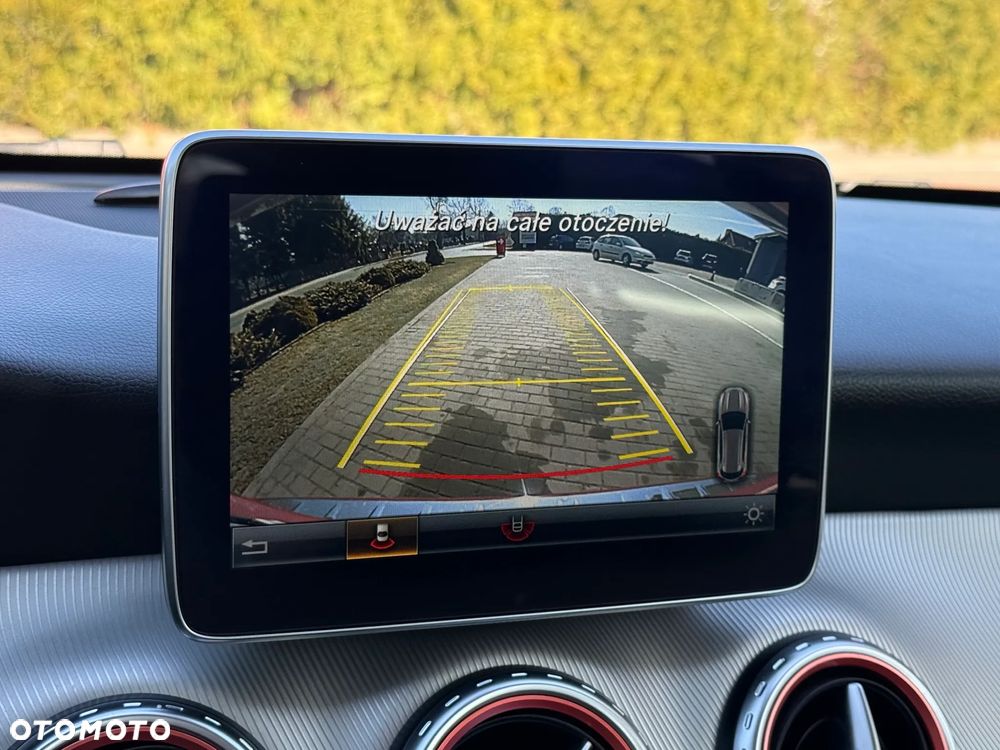 Mercedes-Benz GLA 180 7G-DCT - 22