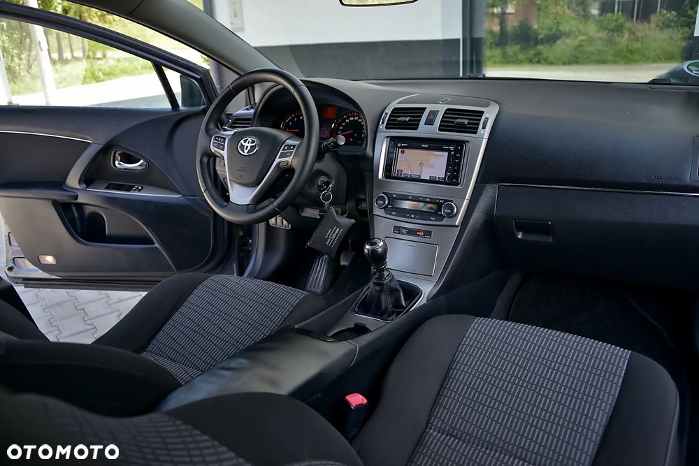 Toyota Avensis 1.6 Premium - 35