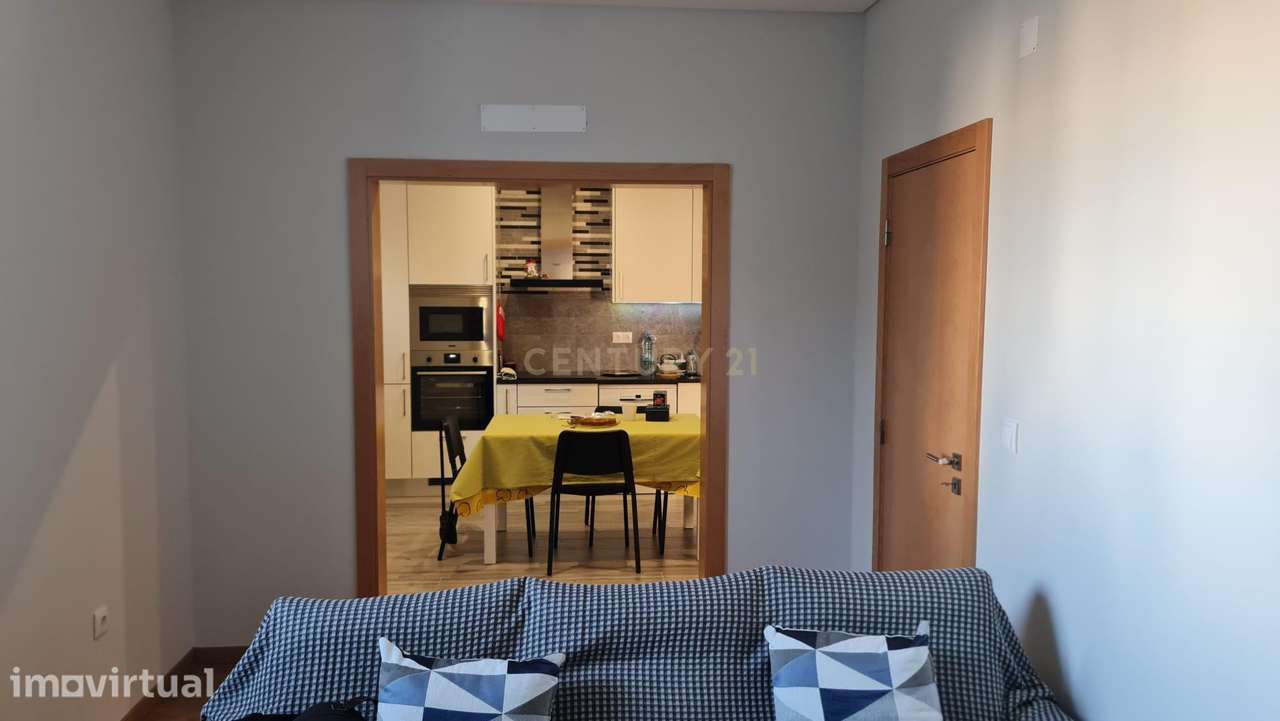 Moradia T2 Totalmente Renovada no Emblemático Bairro Camões – Entronca - Grande imagem: 4/8
