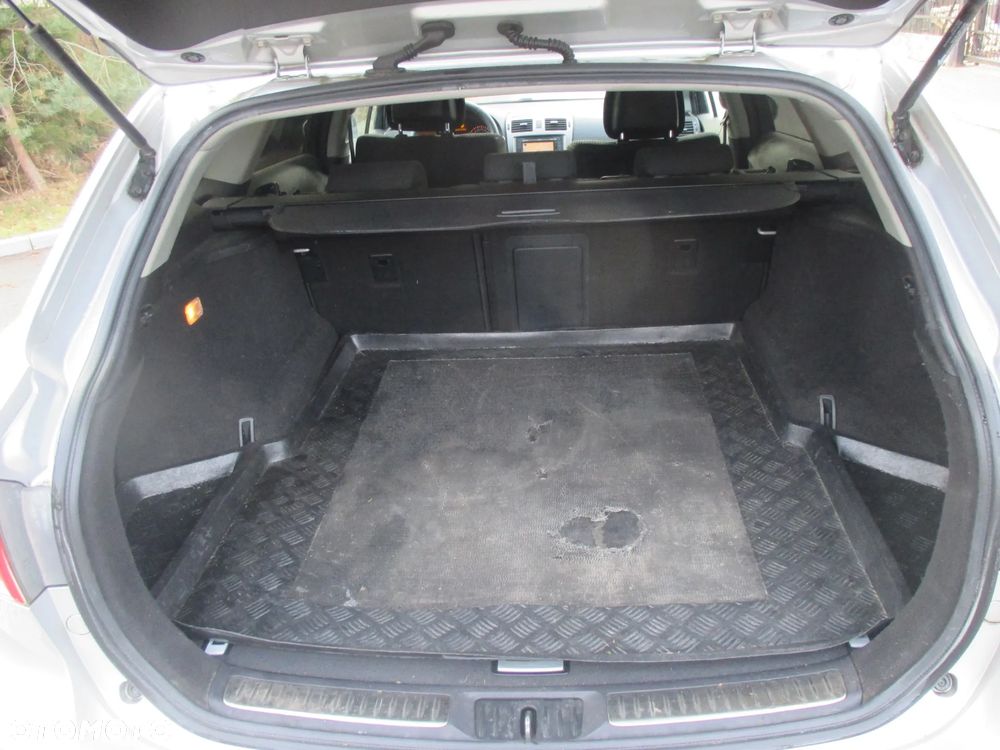 Toyota Avensis 1.8 Sol - 13