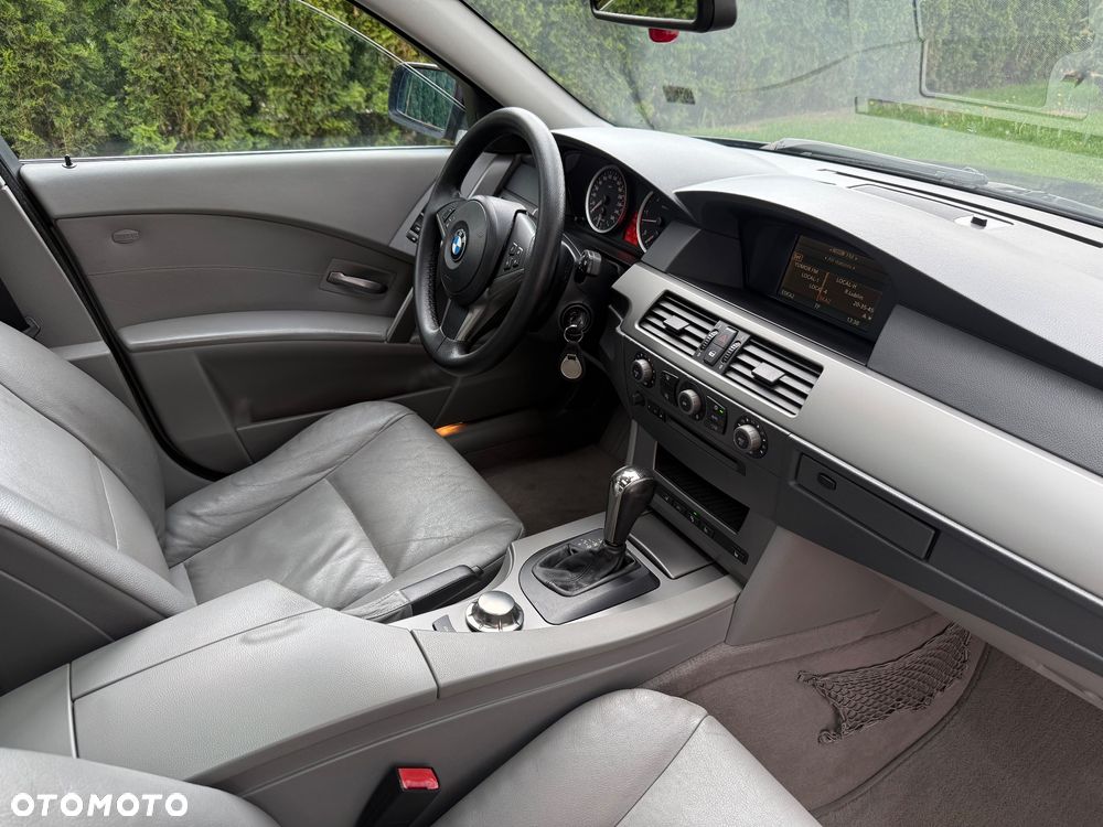 BMW Seria 5 525d - 32