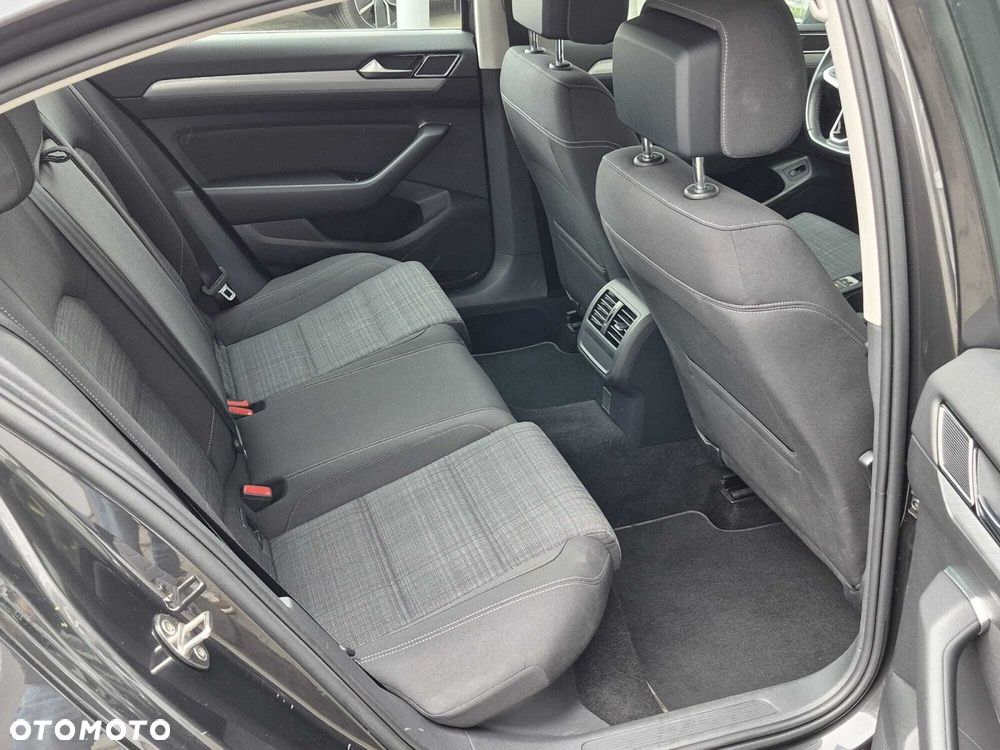 Volkswagen Passat - 13