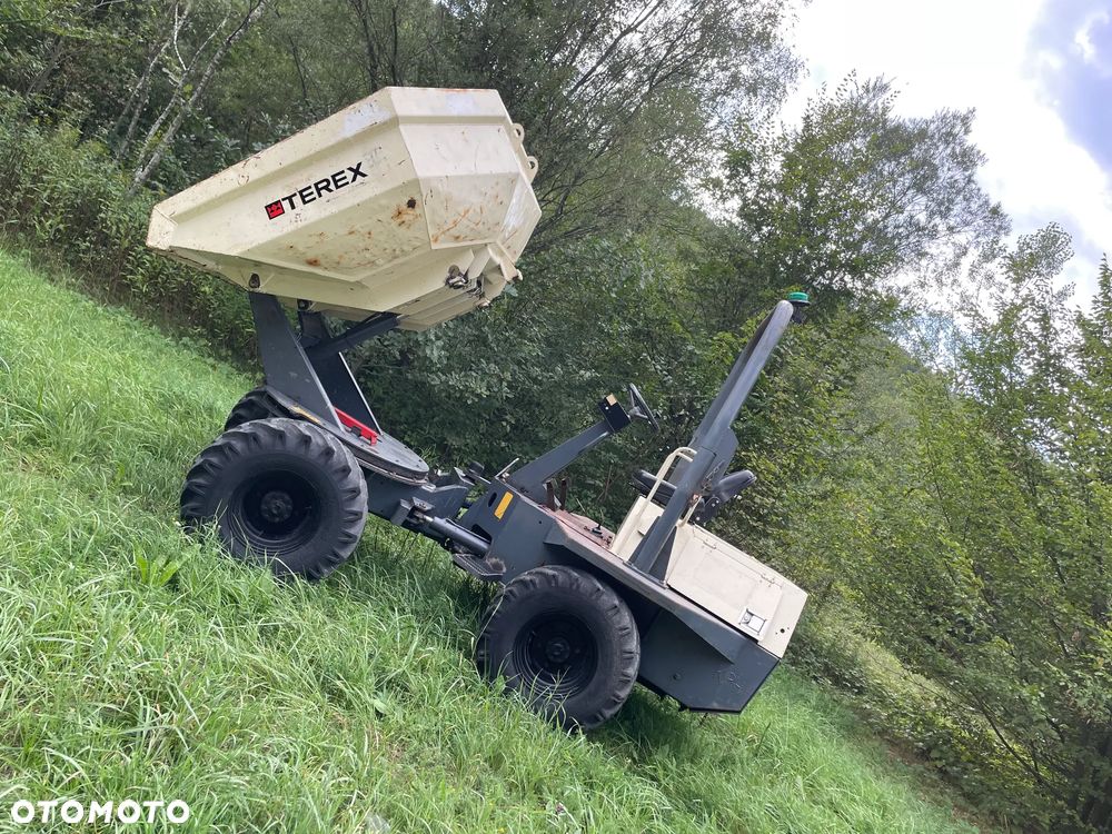 Terex DS030S Benford 3 tony OBROTOWE. Wozidło Budowlane-Rolnicze. Wózek z Obrotową Kolebą. 3 tony ładowność. 4x4. Mocny Silnik 4 cylindry Kubota 50km. 2600 mtg. Jazda 3 prędkości. Maszyna jak Nowa z Norweskiego Gospodarstwa! Ani deka luzów i wycieków! Pełny Oryginał. Hamulce brzytwa. Serwisy w DEKRA. Maszyna Woziła lekkie ładunki. Praktycznie zerowe zużycie. Wielka Okazja. Wszystko w pełnym Oryginale. Opony Oryginał w bardzo dobrym stanie! Potężna moc! - 20