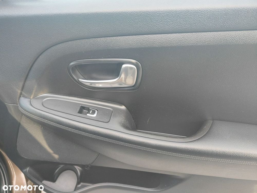 Kia Carens - 22