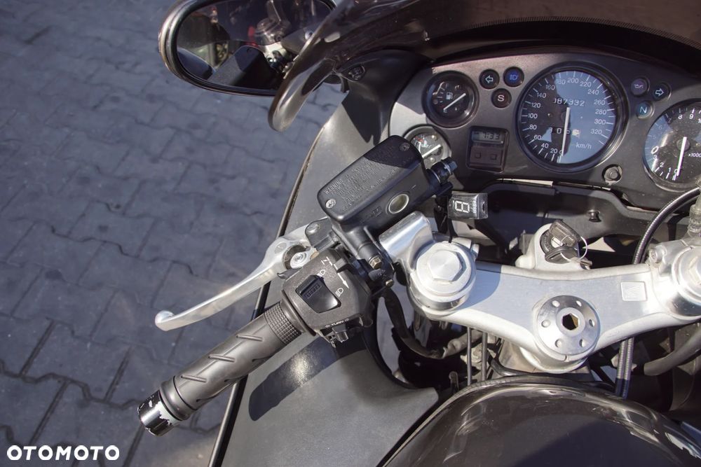 Motocykl na części - Honda CBR 1100XX Blackbird 1137 cm3 163 KM SC42E 1997R Silnik Skrzynia Owiewka Szyba Lusterko Kufer Laga Wahacz Łańcuch Wydech Siedzenie Sterownik Moduł Czujnik Licznik Manetka - 13