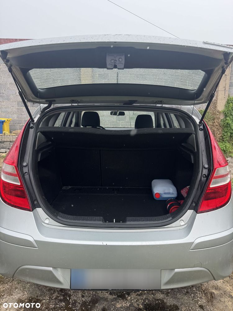 Hyundai i30 1.6 CRDi Comfort EU5 - 11