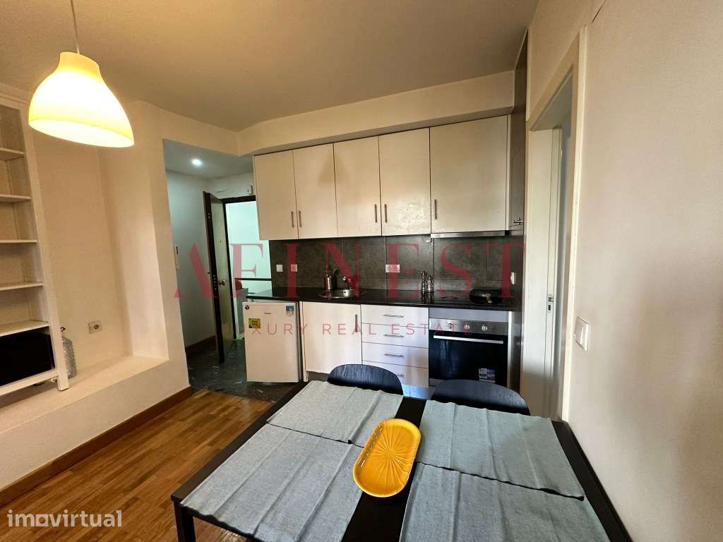 Apartamento T1 Renovado e Mobilado nas Laranjeiras - Entrada Imediata - Grande imagem: 3/8