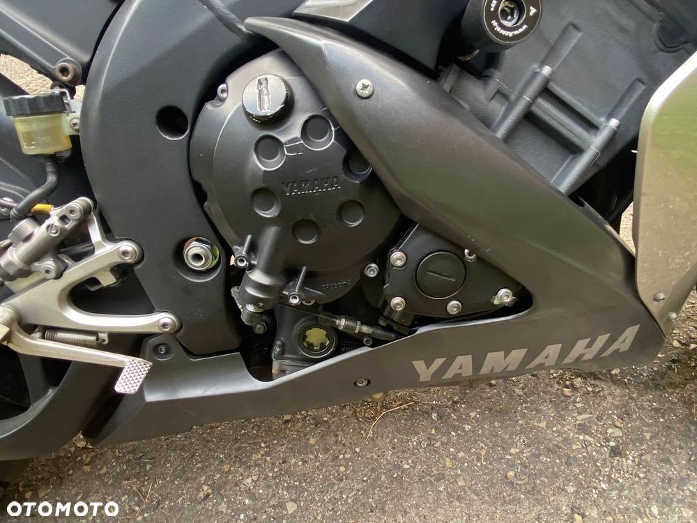 Yamaha R1 - 10