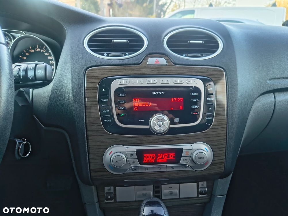 Ford Focus 1.6 Ghia - 25