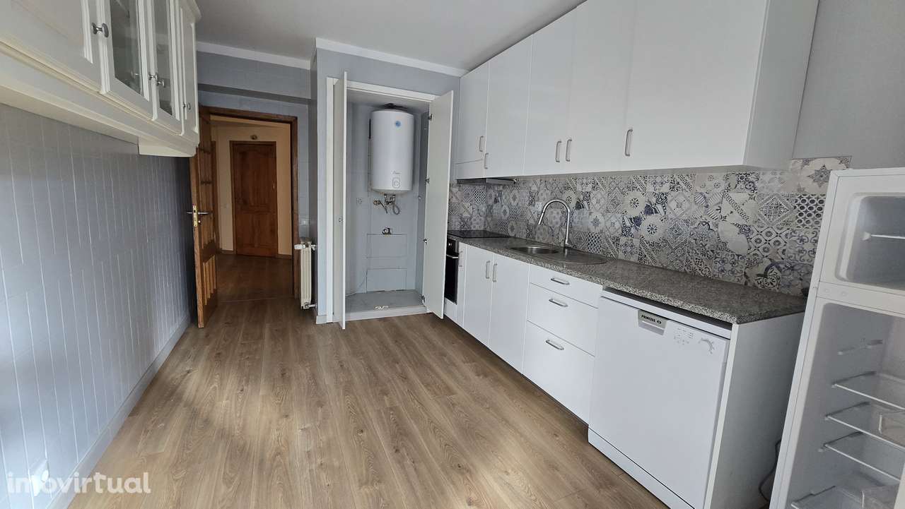 T3 lugar de garagem e arrumos Metro Avenida - Grande imagem: 2/25