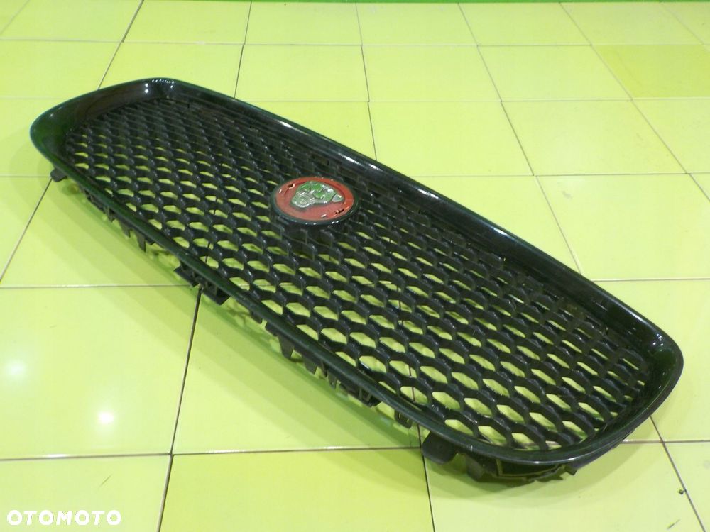 JAGUAR XE 2.0 D 17r SEDAN 4D atrapa grill X7B-018K28-AA X7M-018K28-AA - 3